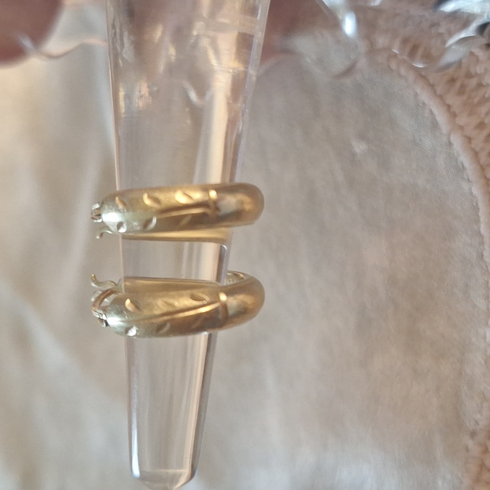 14k Polished Gold Hoop Earrings, with Etching
Approx 2.4 grams